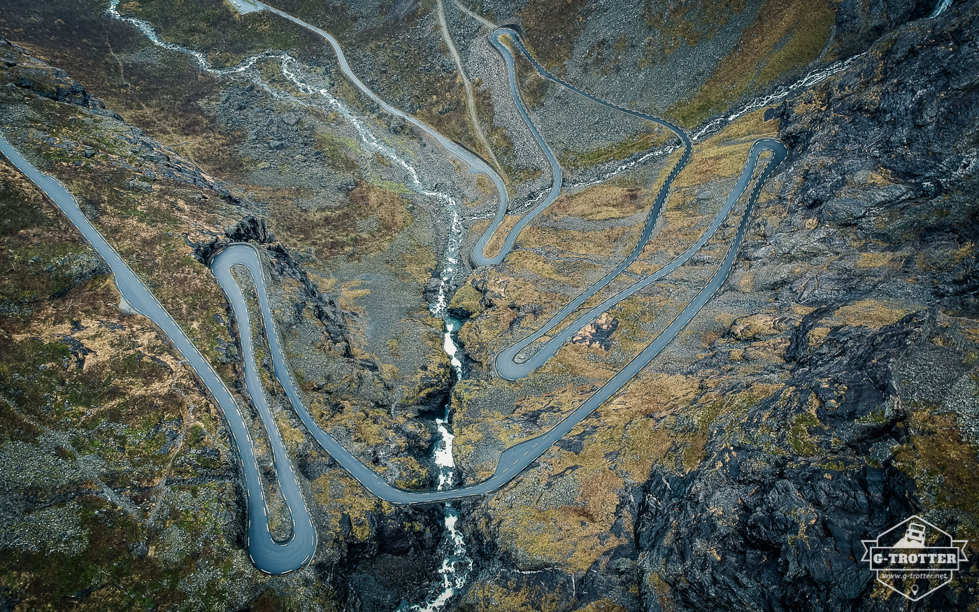 Blick von oben auf die Trollstigen. 